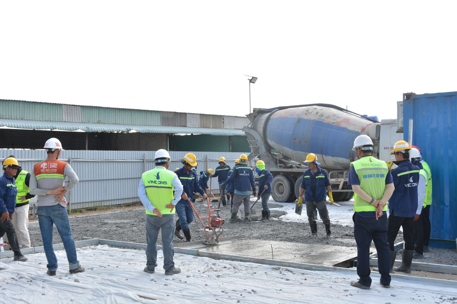 Beton dökümünde çalışan saha ekibi