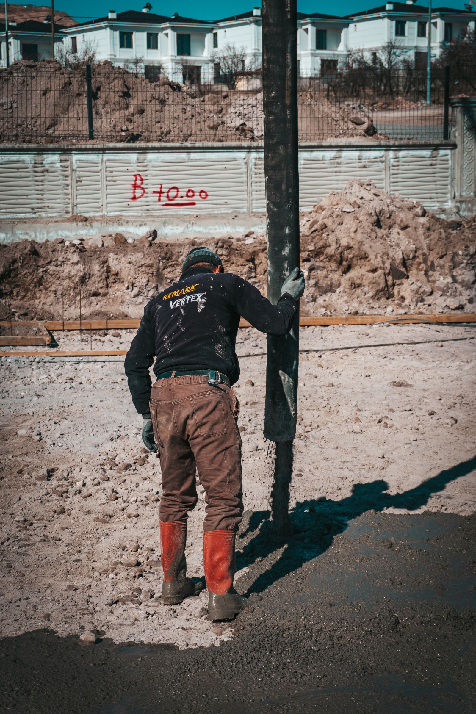 Yer pompası hortumuyla temele beton döken operatör