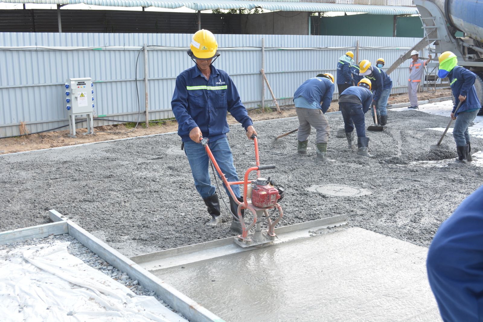 Otopark zemin betonu dökümü ve mala ile yüzey düzeltme